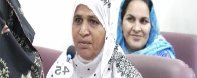 ڄامشوري جي خاتون ضلعي ڪائونسلر اجلاس ۾ ڳائي احتجاج ڪندي