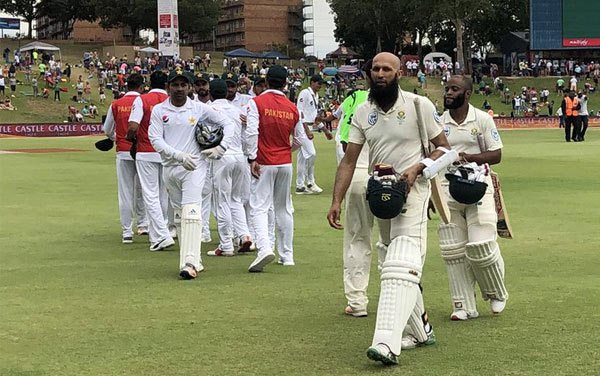 ھاشم آملا آئوٽ ٿيڻ کانپوءِ واپس پويلين ڏانھن ايندي