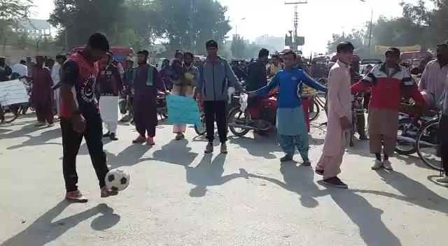 رانديگر راند کيڏي انوکو احتجاج ڪندي
